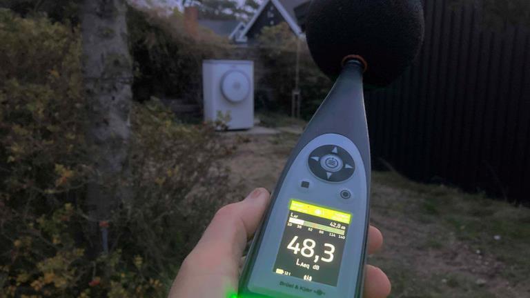 Kommunens apparat til måling af støj bruges til vejledende støjmålinger, også ved varmepumpestøj. Stille tidspunkter, fx tidlig morgen, er de bedste til at foretage målinger.