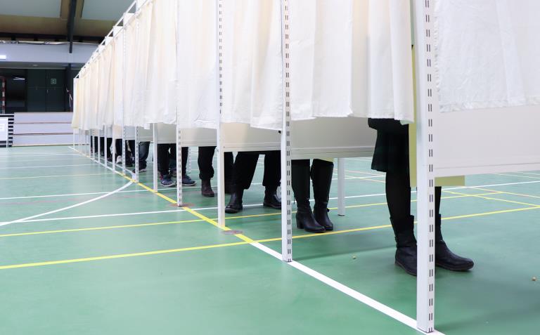 Vælgere i stemmeboksene i Hundested Hallen